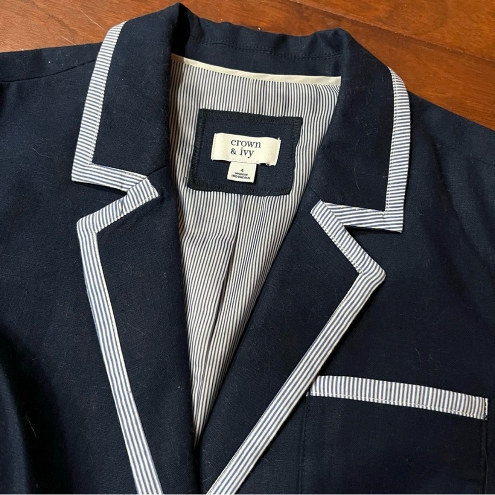 Crown and Ivy Linen and Cotton Blazer with Seersucker Accents - Picture 2 of 3